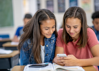 Governo federal planeja proibir celulares em escolas públicas e privadas