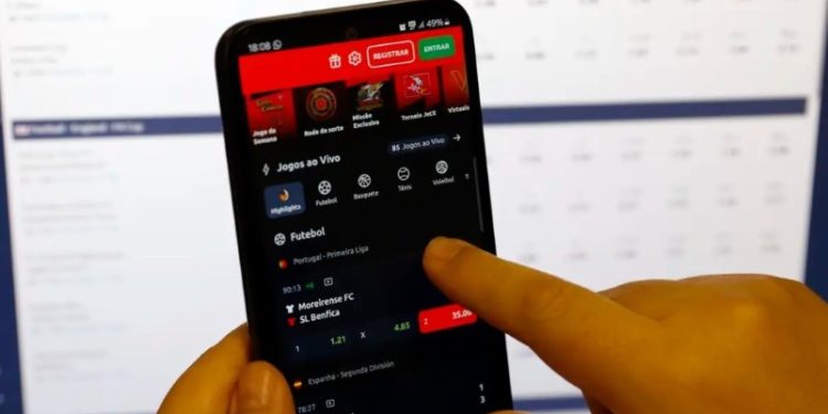 Beneficiários do Bolsa Família movimentaram R$ 3 bilhões em apostas esportivas via Pix em agosto, aponta BC