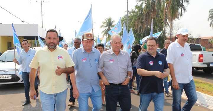 Candidatos de coligação intensificam campanha com caminhada em Alcinópolis