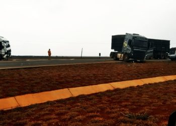 Falta de atenção ao “Pare” provoca colisão entre carretas na MS-306 em Chapadão do Sul
