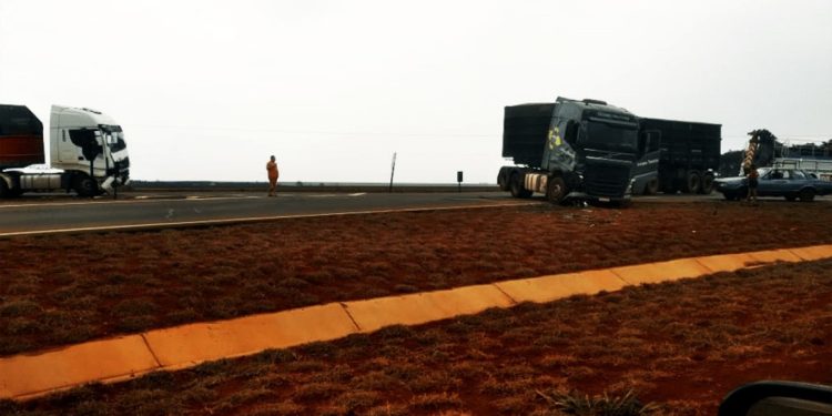 Falta de atenção ao “Pare” provoca colisão entre carretas na MS-306 em Chapadão do Sul