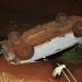 Carro cai em canal de escoamento após tentativa de desvio em avenida de alta circulação em Chapadão do Sul
