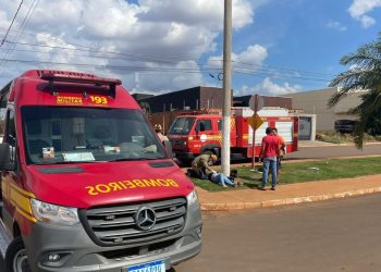 Idosa é levada ao hospital após colisão com poste em Chapadão do Sul