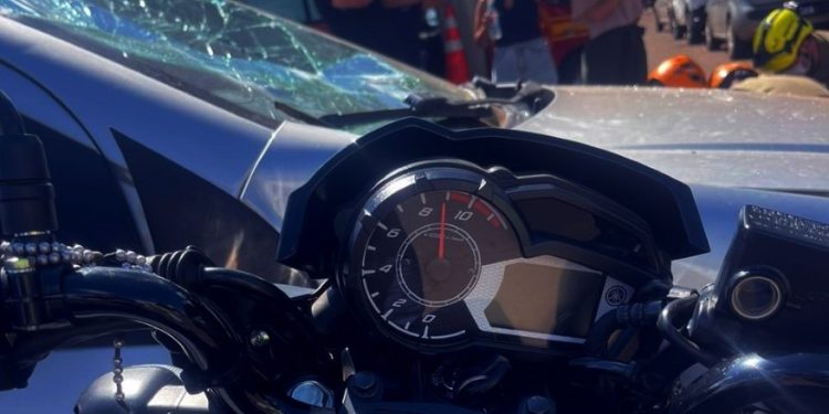 Jovem fica ferido em acidente entre moto e carro no centro de Chapadão do Sul