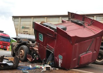 Acidente entre carretas na MS-306 provoca congestionamento e deixa dois feridos