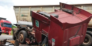 Acidente entre carretas na MS-306 provoca congestionamento e deixa dois feridos