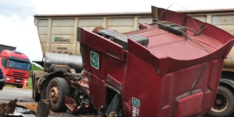 Acidente entre carretas na MS-306 provoca congestionamento e deixa dois feridos