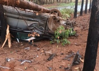 Carro é encontrado capotado em estrada rural de Costa Rica; condutor não é localizado
