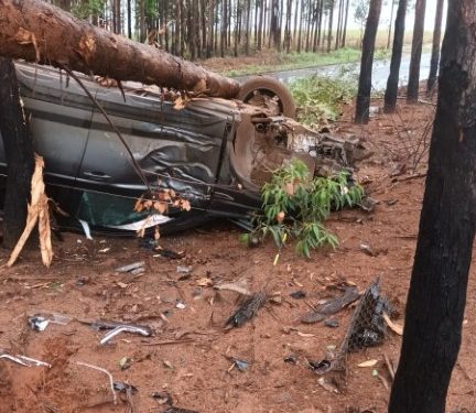 Carro é encontrado capotado em estrada rural de Costa Rica; condutor não é localizado