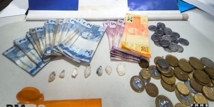 Polícia prende mulher por tráfico de drogas em Chapadão do Sul após tentativa de descarte de entorpecentes