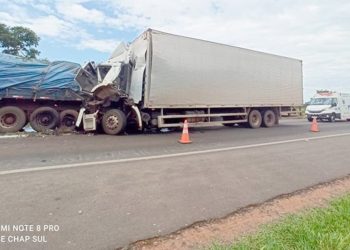 Acidente entre caminhões na MS-306 deixa motorista ferido em trecho com obras