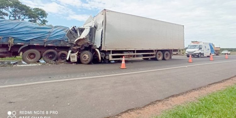 Acidente entre caminhões na MS-306 deixa motorista ferido em trecho com obras
