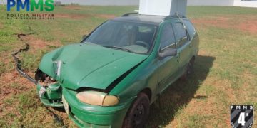 Carro abandonado após colisão com poste é apreendido em Chapadão do Sul