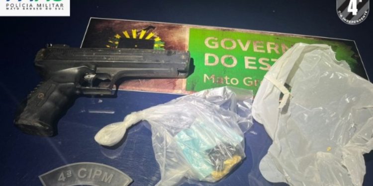 Polícia prende homem com drogas e arma falsa após denúncia de violência doméstica