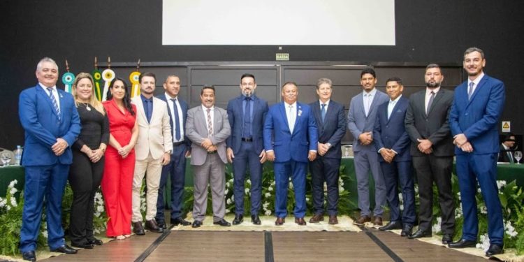 Presidente eleito Mika inicia trabalho com foco em consenso e proximidade com a população