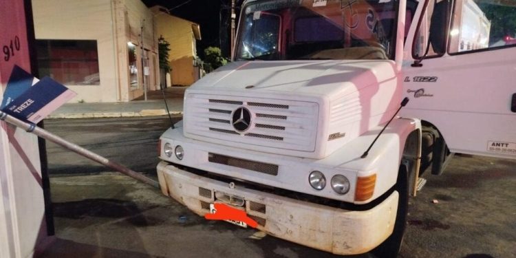 Colisão em placa de sinalização resulta em suspeita de embriaguez ao volante