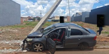 Motorista perde controle ao ajustar som do carro e colide em poste em Chapadão do Sul