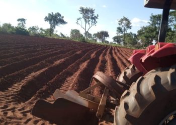 Secretaria da Pequena Propriedade Rural de Figueirão apoia produtores com serviços de aragem e gradeamento