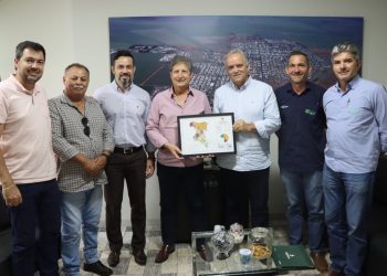 Prefeito Walter Schlatter recebe quadro de uso do solo em ação da Aprosoja MS