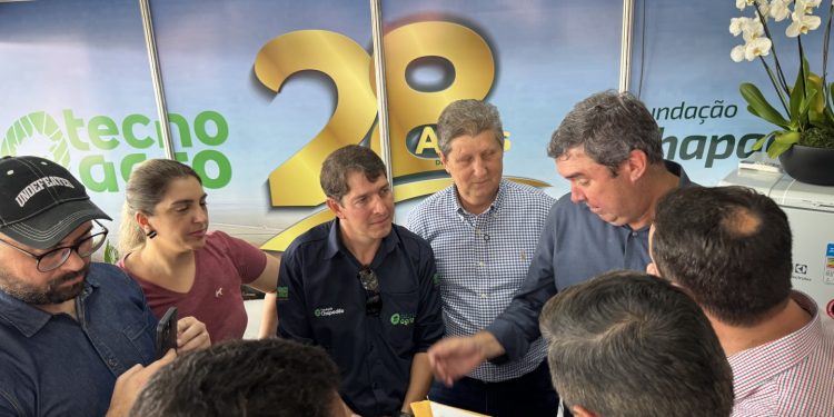 Prefeitos de MS cobram de Riedel pavimentação da MS-425 durante TecnoAgro