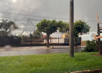 Chapadão do Sul sofre com temporal que provoca destelhamentos e alagamentos