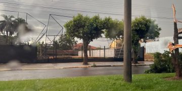 Chapadão do Sul sofre com temporal que provoca destelhamentos e alagamentos
