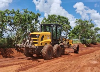 Equipe de Obras de Figueirão realiza patrolamento em vias rurais para garantir transporte escolar