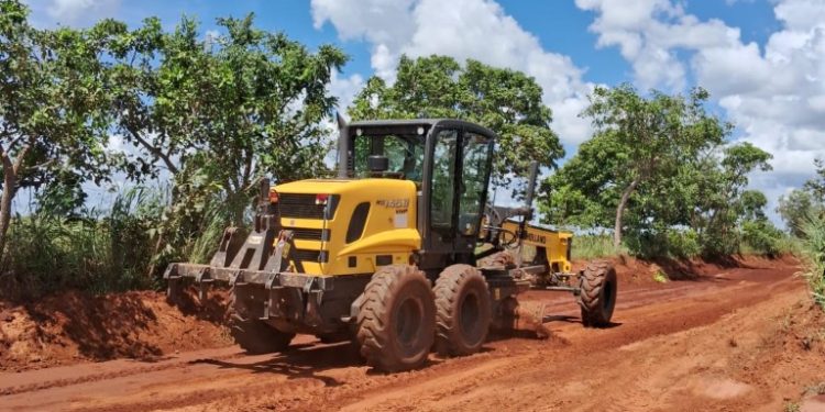 Equipe de Obras de Figueirão realiza patrolamento em vias rurais para garantir transporte escolar