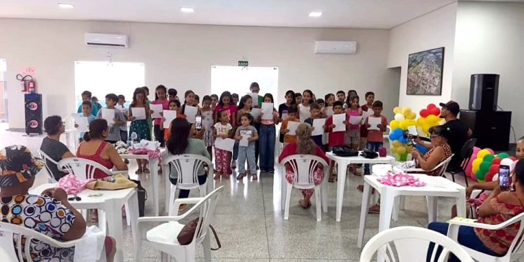 Coral infantil promove encontro entre gerações em Alcinópolis