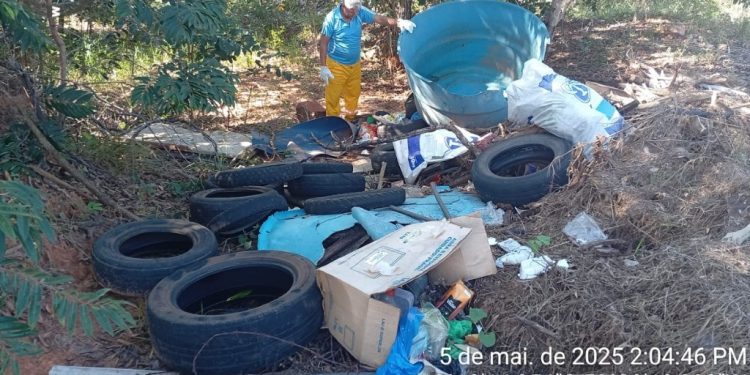 Equipe da SEMDEMA faz mutirão de limpeza em área de descarte irregular no Assentamento Santa Fé