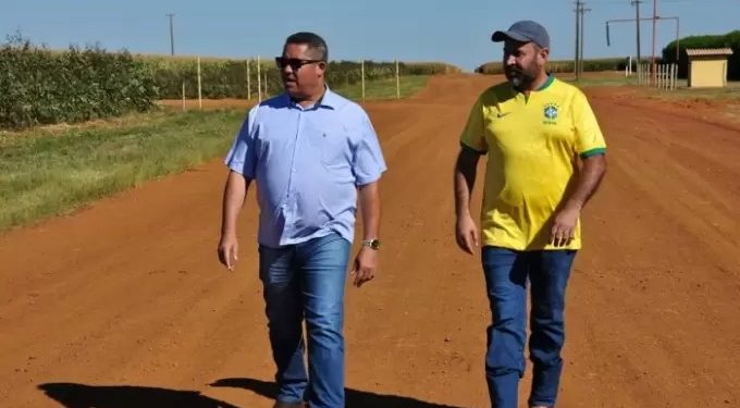 Prefeito Weliton e Vereador Passarinho visitam obras de pavimentação na Serra do Engano