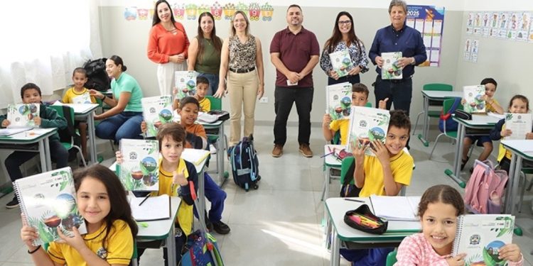 Apostilas do 2º bimestre são entregues em Chapadão do Sul, reforçando ações pela educação pública