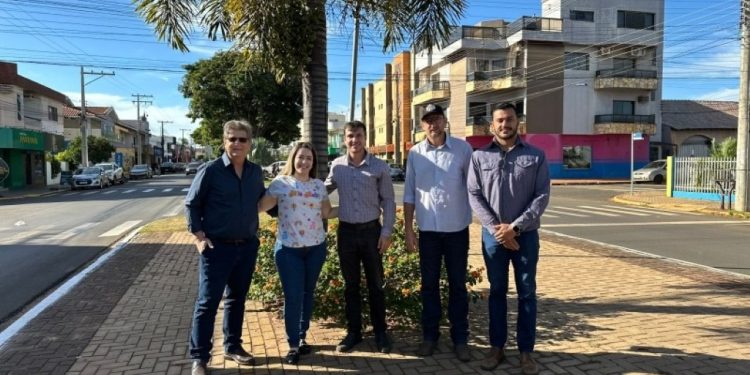 Chapadão do Sul inicia obras para restabelecer estacionamento oblíquo na Avenida Oito