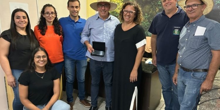 Costa Rica presta homenagem a servidor público com 36 anos de dedicação