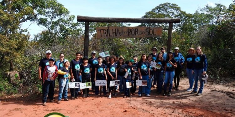Ação educativa marca a Semana do Meio Ambiente em Alcinópolis com alunos e placas informativas