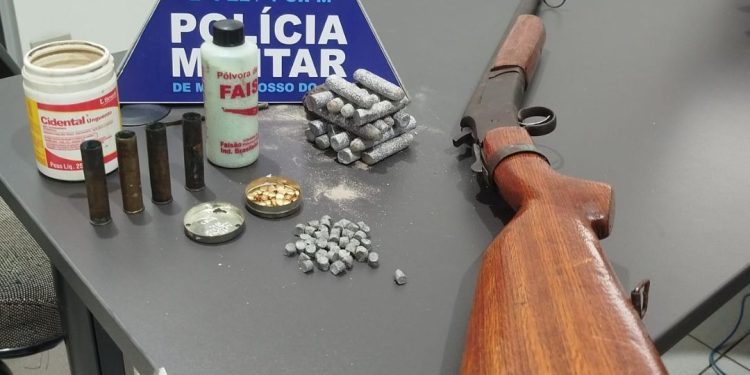Homem é preso em Costa Rica após PM encontrar espingarda em residência