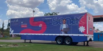 Programa municipal leva cursos gratuitos à população com carreta do Senac; primeiras turmas começam em outubro