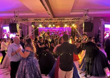 Baile de Debutantes do Projeto Primavera 2025 celebra crescimento e transformação em Costa Rica