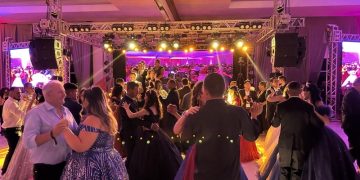 Baile de Debutantes do Projeto Primavera 2025 celebra crescimento e transformação em Costa Rica