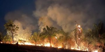 Prefeito Weliton Guimarães pede reforço no combate a incêndio que atinge áreas sensíveis e ameaça patrimônio histórico