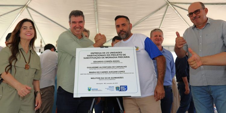 Prefeito Weliton Guimarães e governador Riedel entregam 25 casas em Alcinópolis
