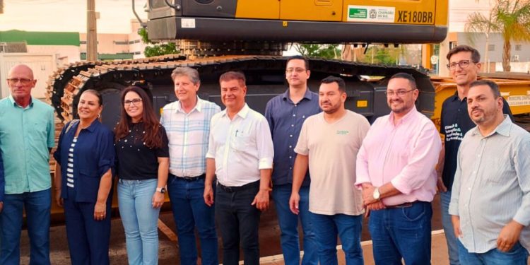 Nelsinho Trad destina escavadeira e recursos para fortalecer serviços públicos em Chapadão do Sul