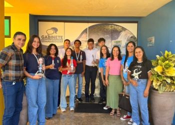 Premiação na Jornada de Foguetes leva estudantes de Costa Rica ao gabinete do Prefeito