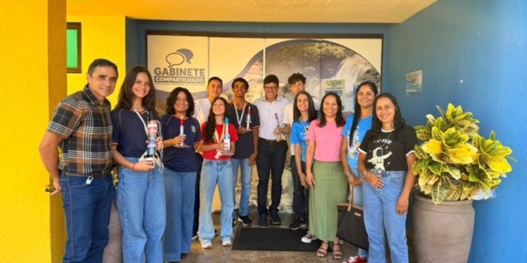 Premiação na Jornada de Foguetes leva estudantes de Costa Rica ao gabinete do Prefeito