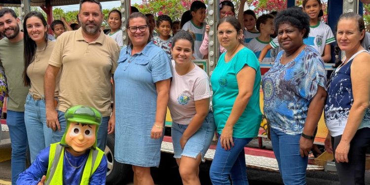 Crianças da rede municipal participam do “Trenzinho da Alegria” em Alcinópolis