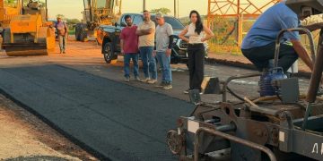Prefeito Weliton Guimarães acompanha execução de pavimentação no Jardim Alegre